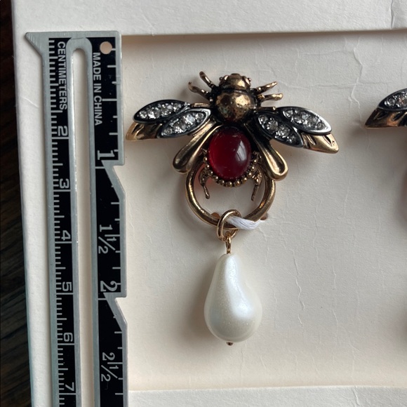 Elegant Bee Design Earrings with Pearl Drop - Picture 2 of 7